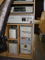 Az elkülönített elektromos hálózatok elosztótáblái és az APC
      szünetmentes tápegységek