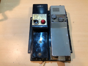 BRG FM05-165 kézirádió, korai széria kb. 1973, a tápegységbe illesztve, távoli felvétel