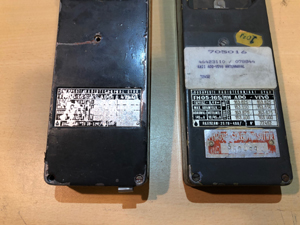 BRG FM05-165 kézirádió, korai széria példányai, 1970 és 1973 összehasonlítás, közeli felvétel, hátulnézet, adattáblák