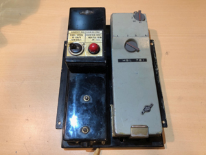 BRG FM05-165 kézirádió, korai széria kb. 1970, a tápegységbe illesztve, távoli felvétel