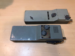 BRG FM05-165 kézirádió, korai széria példányai, 1970 és 1973 összehasonlítás, távoli felvétel, oldalnézet