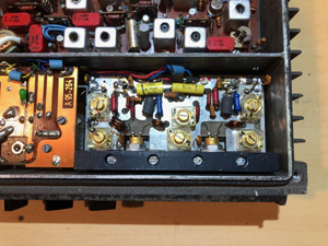 BRG FM10-164 mobil URH adó-vevő, teljesen tranzisztorizált, félvezetős, beépített kezelős, speciáis kivitel