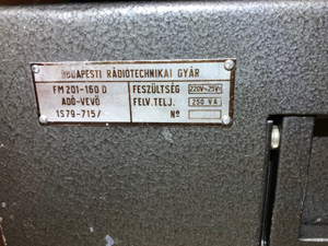 BRG FM201 URH rádió adó-vevő bázisállomás/átjátszó típustábla képe