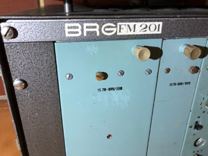 BRG FM201 URH rádió adó-vevő bázisállomás/átjátszó típusjelzés képe