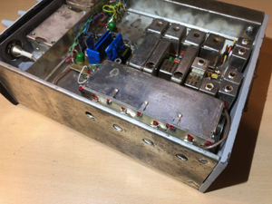 BRG FM301 és BRG FM303 URH mobil adó-vevő, teljesen félvezetős, modern technológia, korszerű fejlesztés, belső nézet, vevő egység, 5 körös bemenő körui szűrő, preselector filter