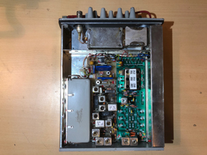 BRG FM301 és BRG FM303 URH mobil adó-vevő, teljesen félvezetős, modern technológia, korszerű fejlesztés, belső nézet, vevő egység, továbbfejlesztett, kései szériás, kristályváltó panel