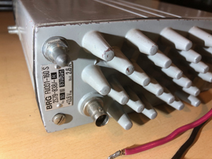 BRG FM301 és BRG FM303 URH mobil adó-vevő, teljesen félvezetős, modern technológia, korszerű fejlesztés, hűtőborda és típujelzés, adattábla