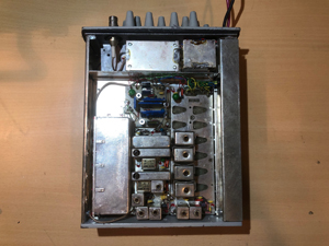 BRG FM301 és BRG FM303 URH mobil adó-vevő, teljesen félvezetős, modern technológia, korszerű fejlesztés, belső nézet, vevő egység, felülnézet