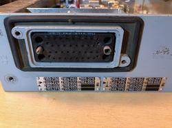 BRG FM302 és BRG FM304 URH mobil adó-vevő, teljesen félvezetős, modern technológia, korszerű fejlesztés, kezelő egység sokpólusú csatlakozója, Kontakta DS2112 típus