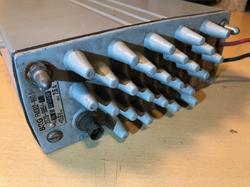 BRG FM302 és BRG FM304 URH mobil adó-vevő, teljesen félvezetős, modern technológia, korszerű fejlesztés, hűtőborda és típujelzés, adattábla