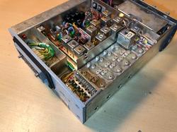 BRG FM302 és BRG FM304 URH mobil adó-vevő, teljesen félvezetős, modern technológia, korszerű fejlesztés, belső nézet, adó egység, kristályváltó panel