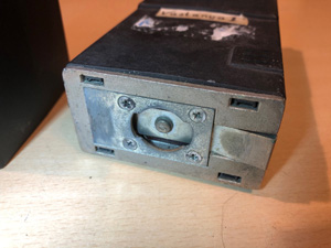 BRG FM503 (Maros-D) hordozható URH kézi adóvevő, akkumulátor csatlakozó a rádión